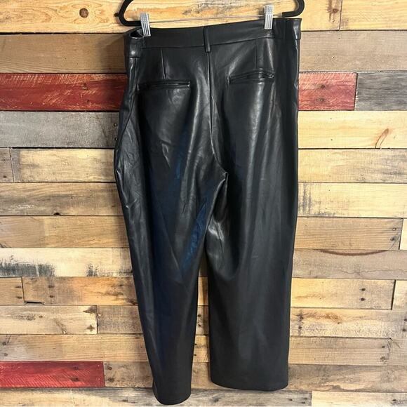 7 For All Mankind Black Faux Leather Crops Size Large - Picture 2 of 10